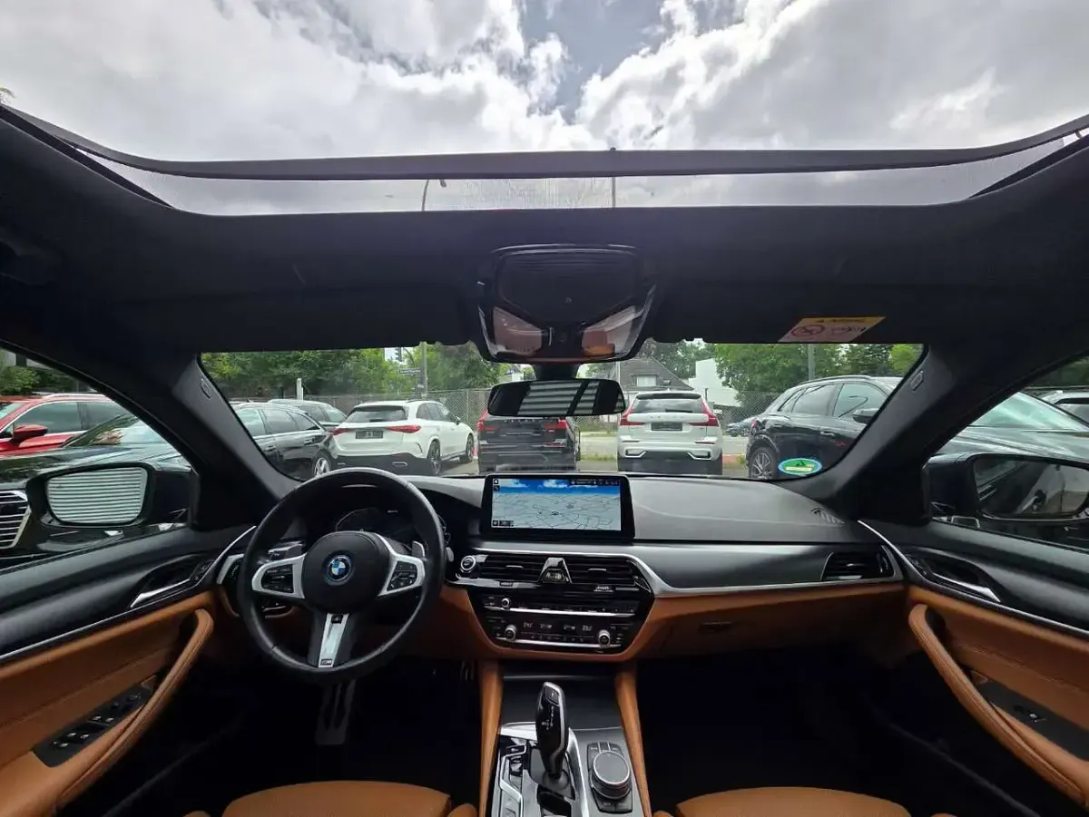 Gebraucht BMW 530e M Sport 292 PS (214 kW) 2021 Carbonschwarz metallic Kombi