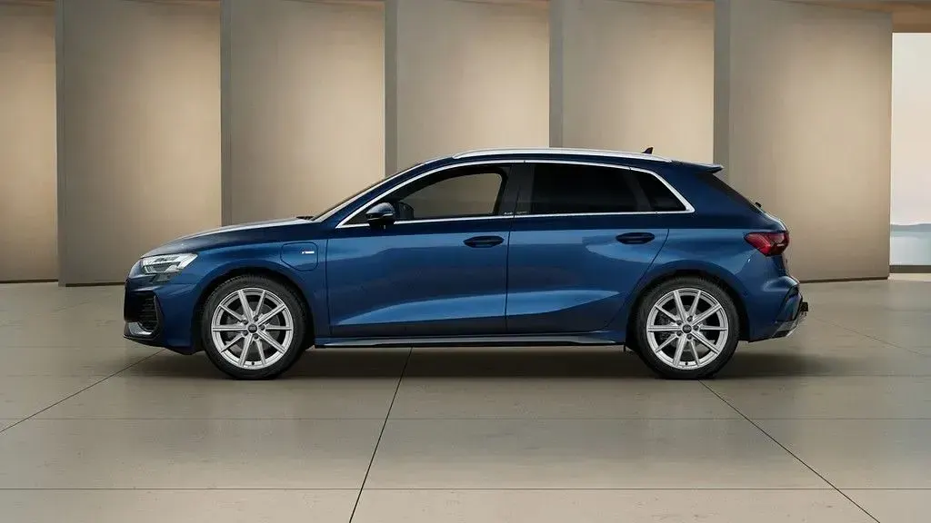 Second-hand Audi A3 S-Line 204 CP (150 kW) 2025 Albastru Berlinǎ