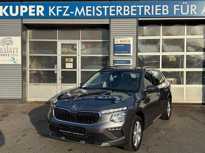 Graphitegrau metallic Gebraucht 2024 Skoda Kamiq Selection SUV | 21.490 € (Fairer Preis) - Bild 1/4