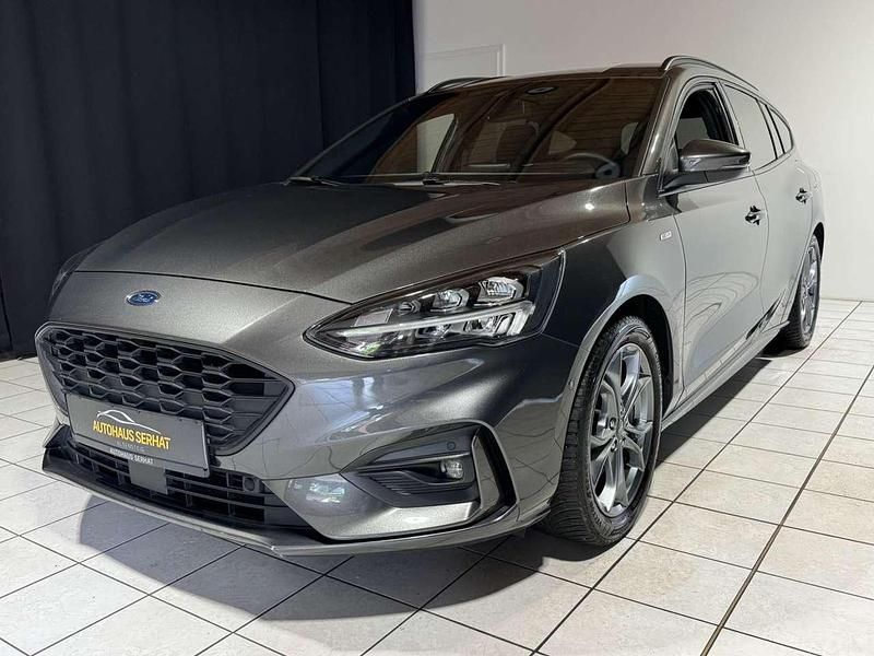 Grau Gebraucht 2020 Ford Focus ST-Line Limousine | 17.490 € (Fairer Preis) - Bild 1/4