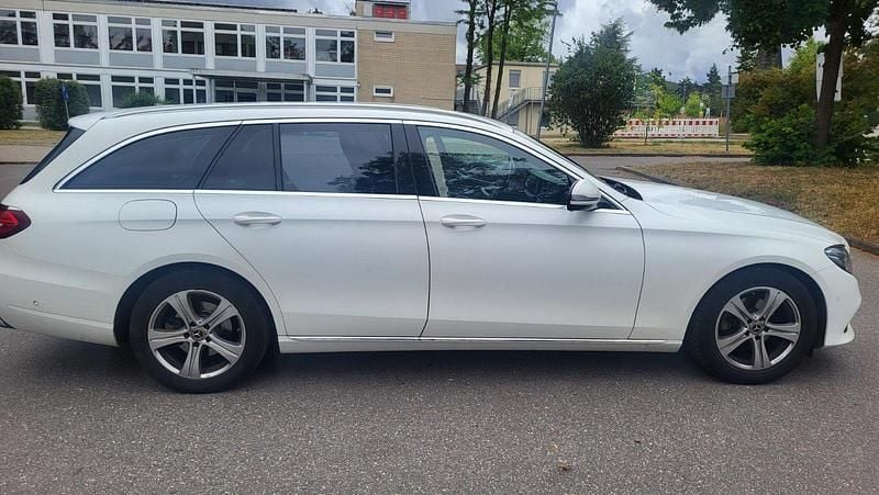 Weiß Gebraucht 2017 Mercedes E220 Kombi | 16.000 € (Fairer Preis) - Bild 1/4