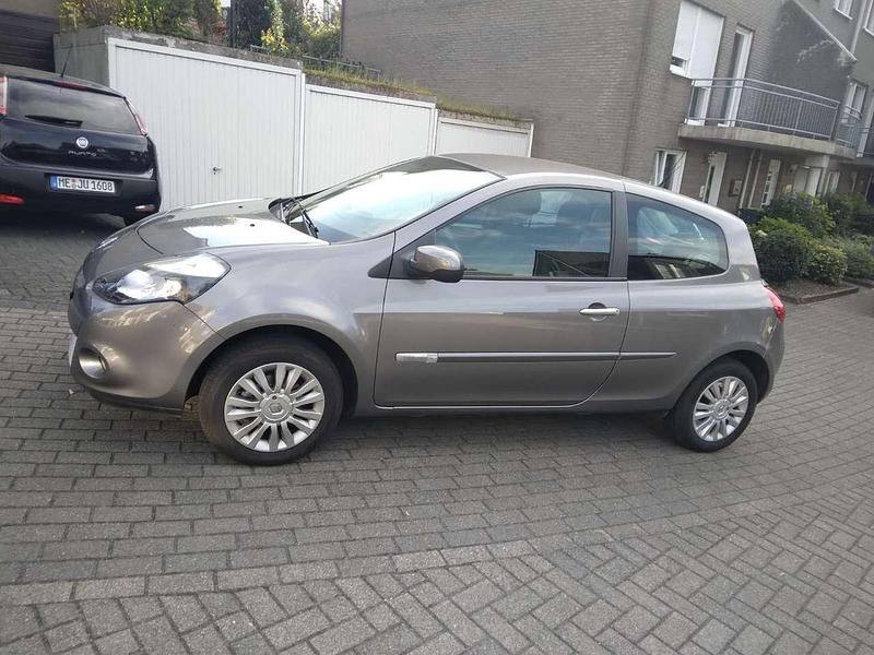 Grau Gebraucht 2012 Renault Clio IV Campus Limousine | 5.950 € (Fairer Preis) - Bild 1/4