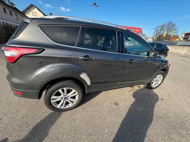 Gebraucht Ford Kuga 150 PS (110 kW) 2017 Silber SUV