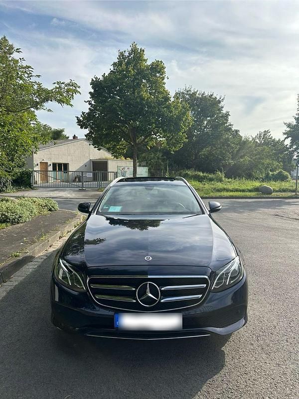 Gebraucht Mercedes E220 194 PS (142 kW) 2019 Blau Kombi