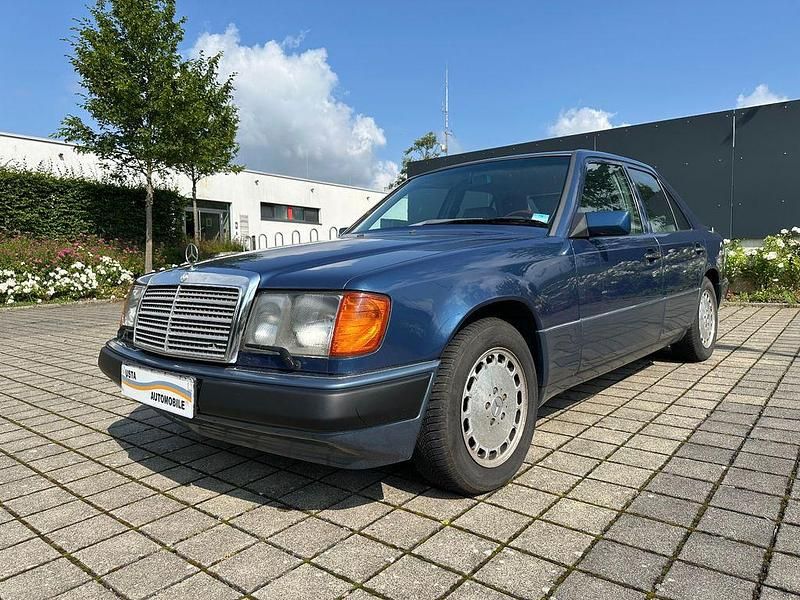Gebraucht Mercedes E230 132 PS (97 kW) 1990 Blau Limousine