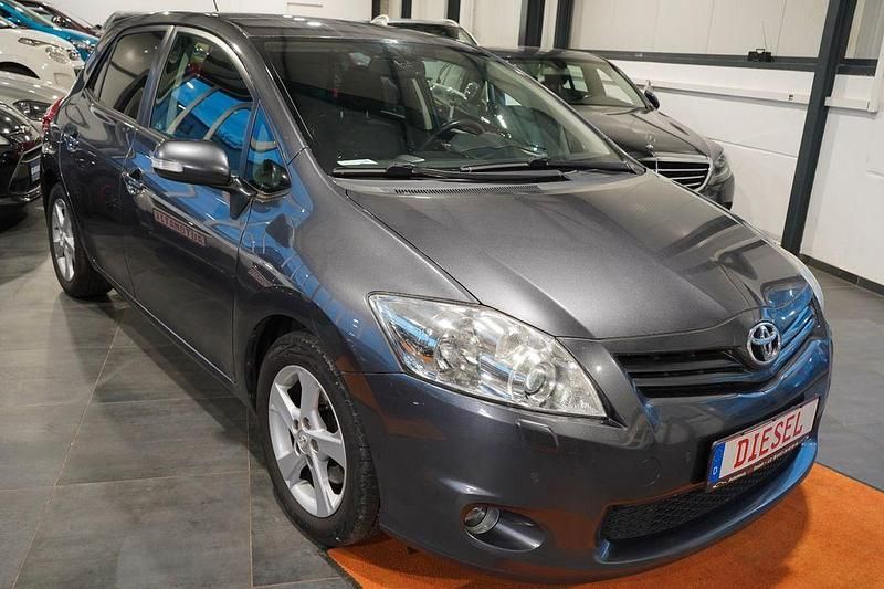Grau Gebraucht 2012 Toyota Auris Executive Limousine | 4.490 € (Teuer) - Bild 1/4