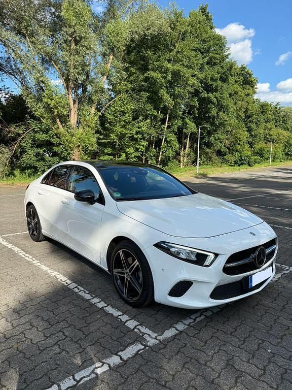 Weiß Gebraucht 2022 Mercedes A200 Night Limousine | 28.300 € (Fairer Preis) - Bild 1/4