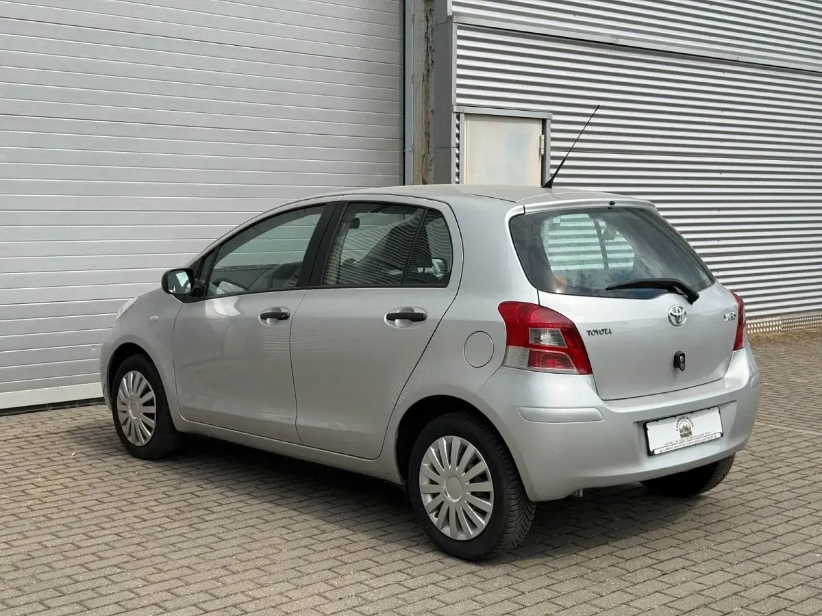 Gebraucht Toyota Yaris Cool 69 PS (50 kW) 2011 Silber Kleinwagen