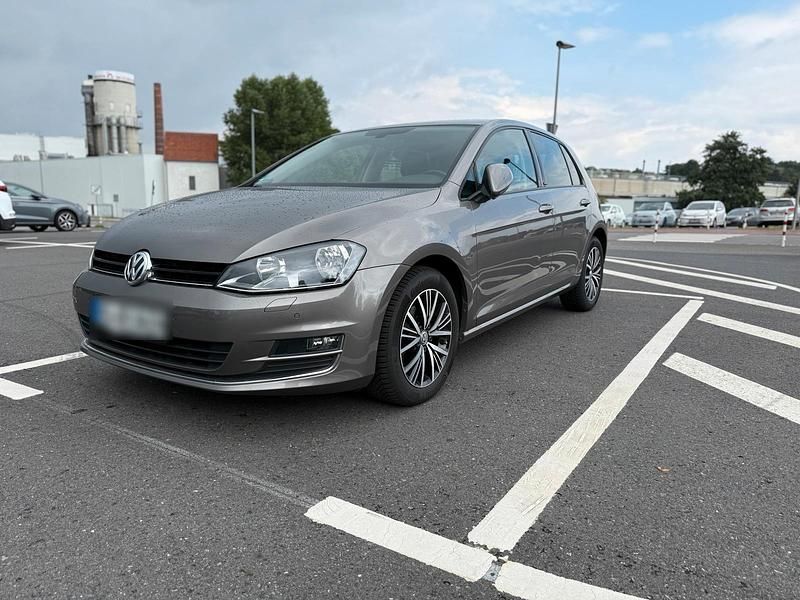 Grau Gebraucht 2016 VW Golf VII Allstar Limousine | 13.000 € (Teuer) - Bild 1/4