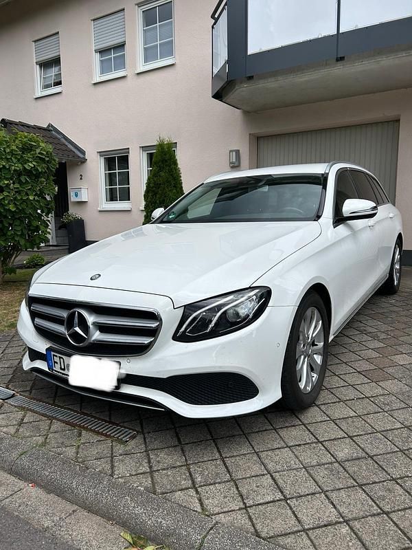 Weiß Gebraucht 2017 Mercedes E220 Kombi | 24.250 € (Fairer Preis) - Bild 1/4