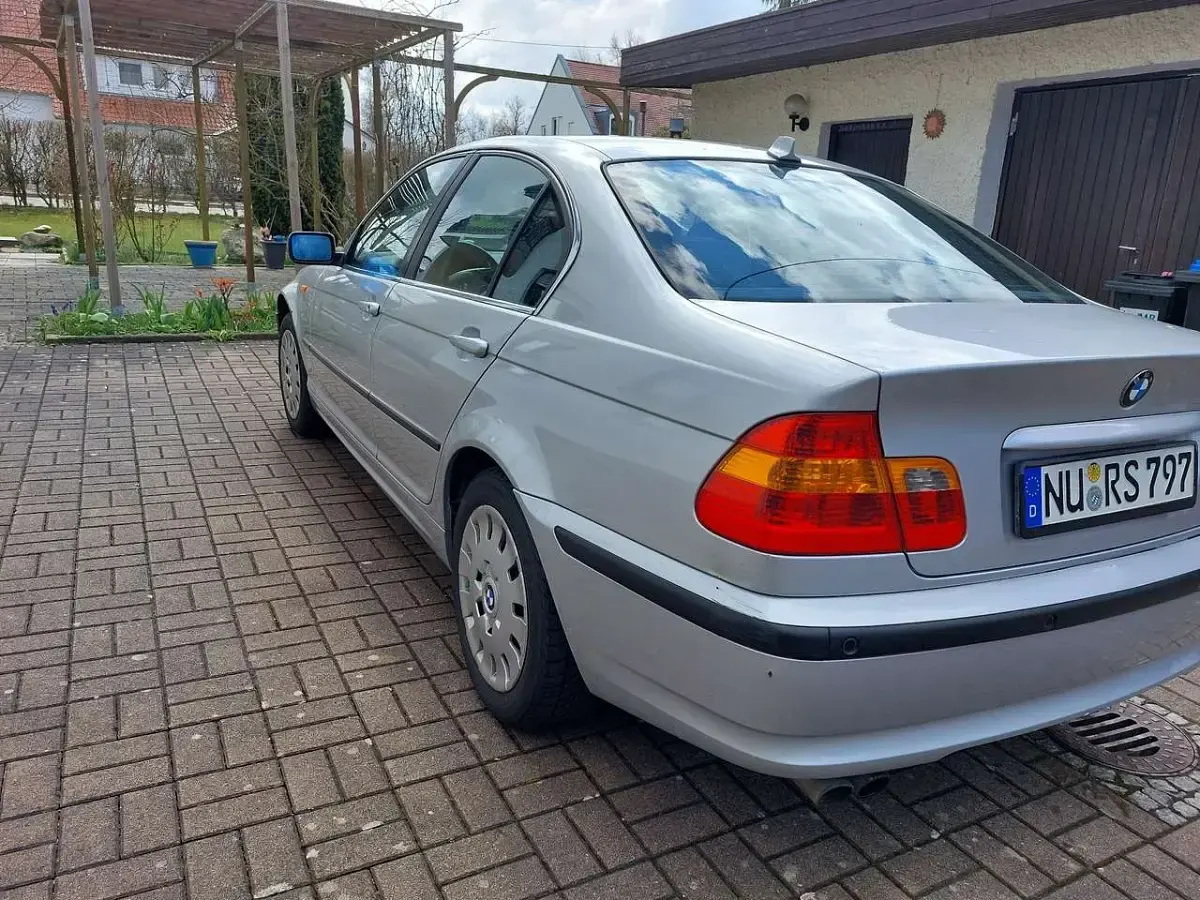 Second-hand BMW 325 192 CP (141 kW) 2002 Berlinǎ