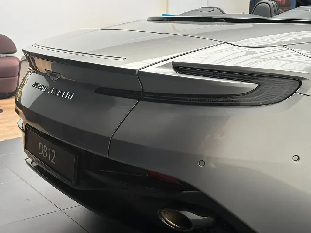 Gebraucht Aston Martin DB12 680 PS (500 kW) 2026 Silber Cabrio
