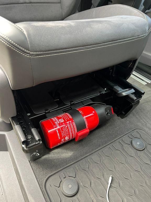 Second-hand VW Multivan 150 CP (110 kW) 2023 Negru Monovolum