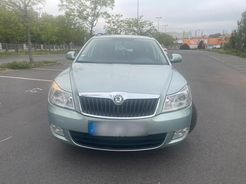 Grün Gebraucht 2011 Skoda Octavia Kombi | 3.700 € (Superpreis) - Bild 1/4