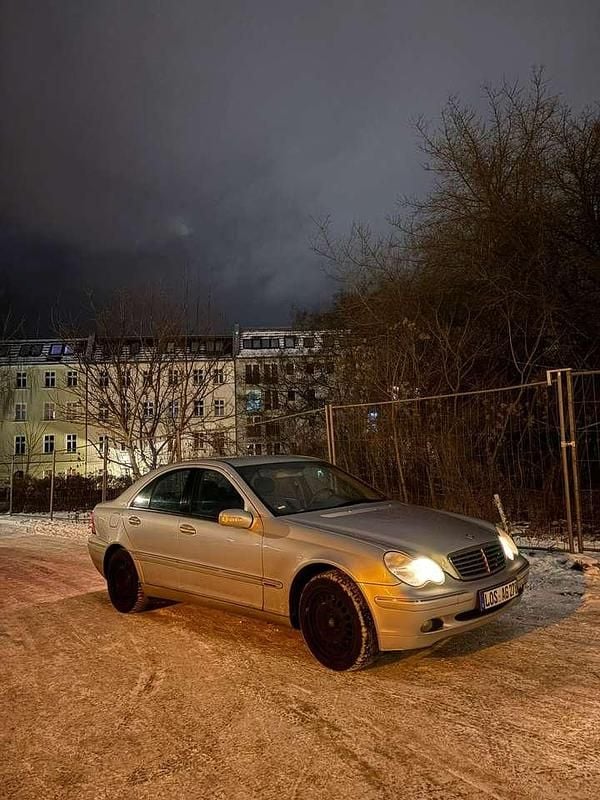 Weiß Gebraucht 2002 Mercedes 200 Limousine | 1.300 € (Superpreis) - Bild 1/4