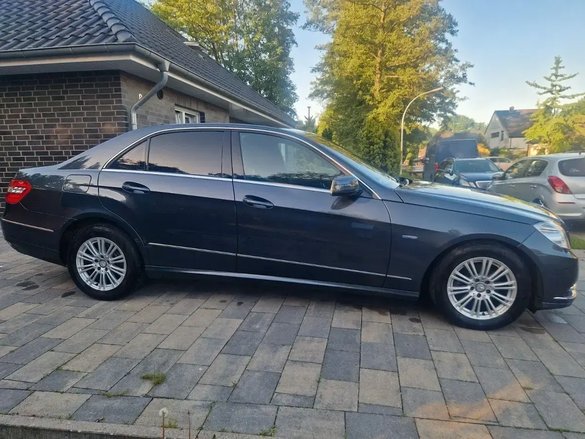 Gebraucht Mercedes E200 Elegance 184 PS (135 kW) 2011 Grau Limousine