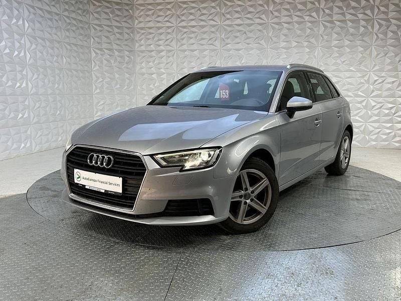 Silber Gebraucht 2017 Audi A3 Sportback Basis Limousine | 12.350 € (Guter Preis) - Bild 1/4