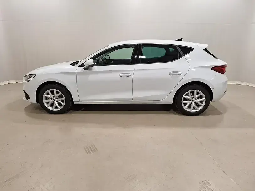 Używany Seat Leon Style 131 KM (96 kW) 2022 Biały Sedan/Limuzyna