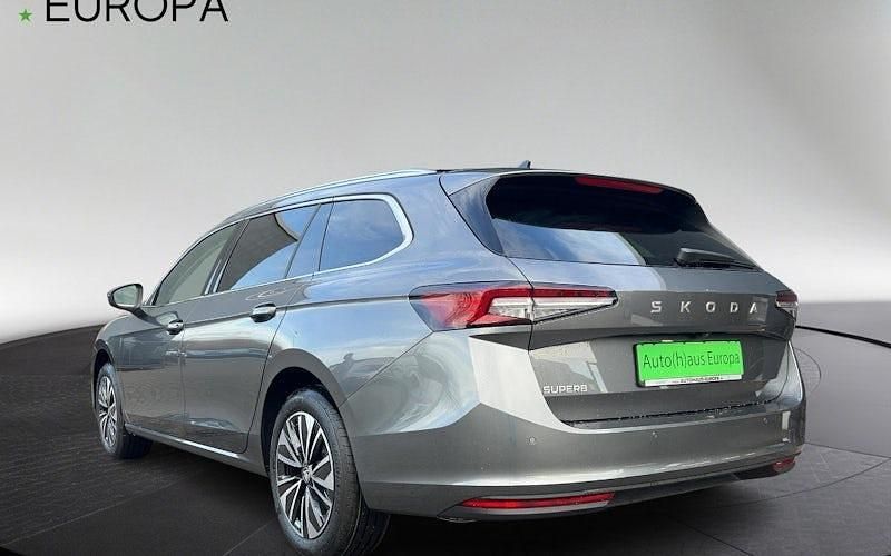 Neu Skoda Superb Selection 150 PS (110 kW) 2025 Grau Kombi