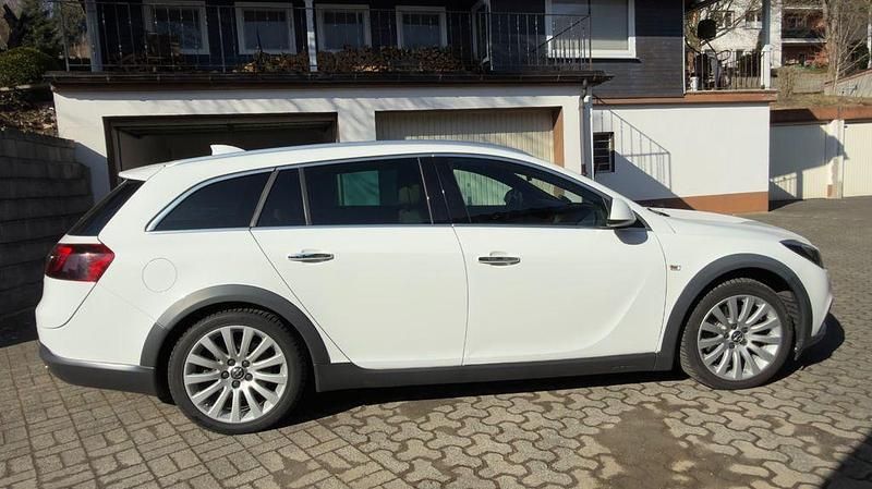 Gebraucht Opel Insignia Country Tourer OPC 250 PS (183 kW) 2017 Weiß Kombi