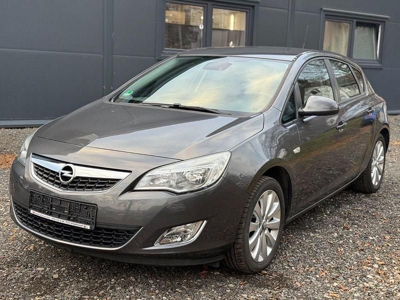 Grau Gebraucht 2010 Opel Astra Edition Limousine | 2.900 € (Superpreis) - Bild 1/4