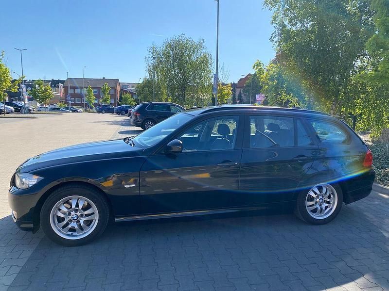 Gebraucht BMW 318 143 PS (105 kW) 2012 Schwarz Kombi