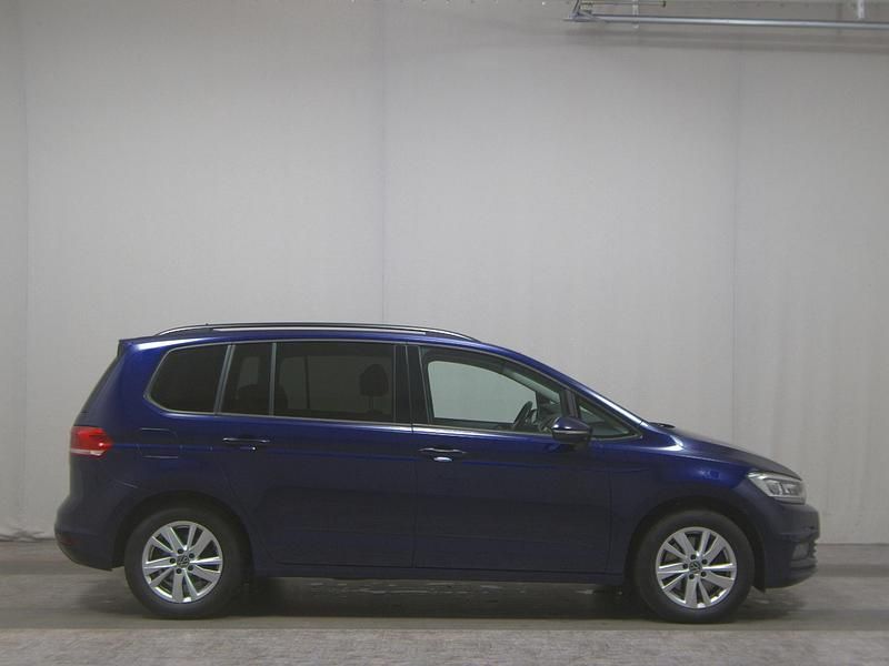 Blau Gebraucht 2022 VW Touran Comfortline Van / Kleinbus | 16.790 € (Superpreis) - Bild 1/4