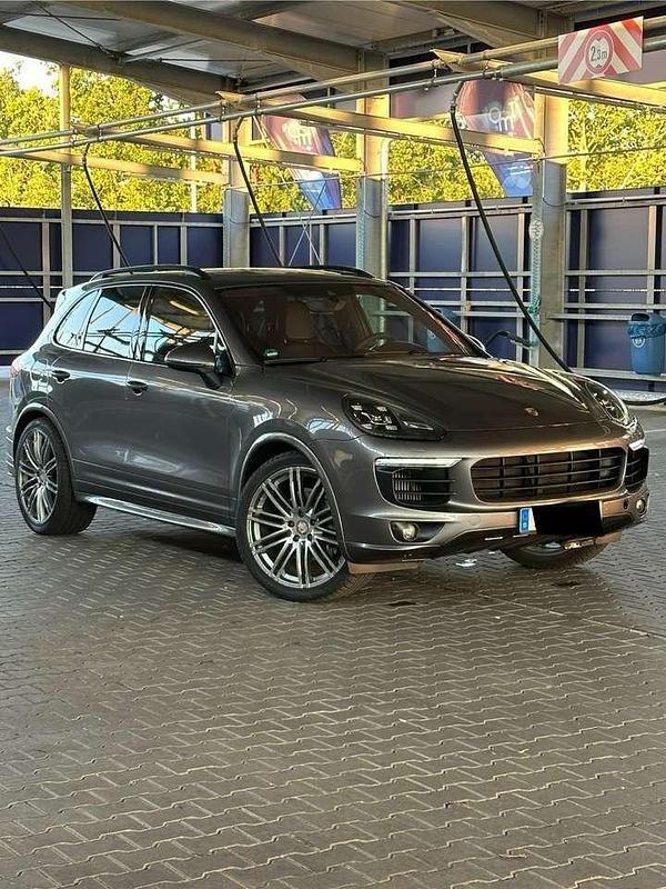 Grau Gebraucht 2015 Porsche Cayenne GTS Chrono SUV | 27.600 € (Etwas zu teuer) - Bild 1/4