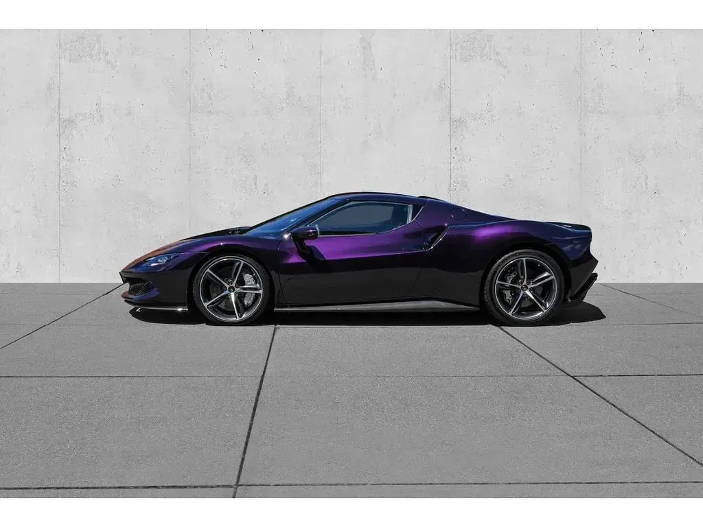 Używany Ferrari 296 829 KM (609 kW) 2024 Purpurowy Coupe