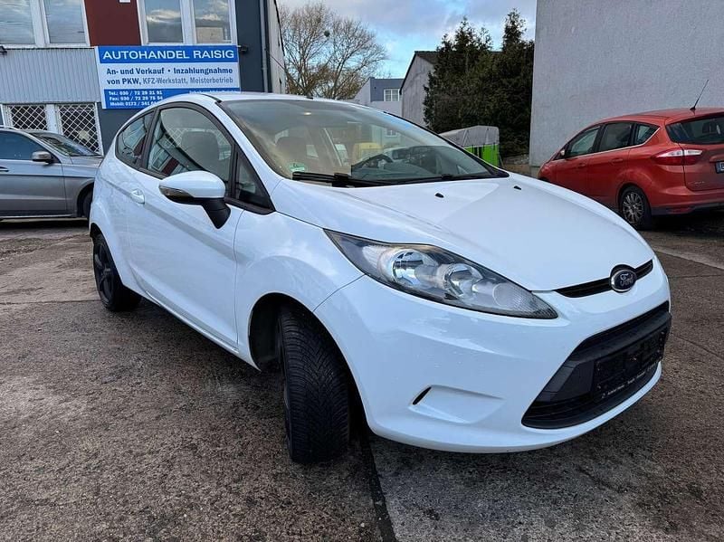 Gebraucht Ford Fiesta Trend 60 PS (44 kW) 2011 Frostweiß Kleinwagen