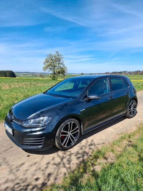 Schwarz Gebraucht 2016 VW Golf VII GTD Limousine | 13.499 € (Guter Preis) - Bild 1/4