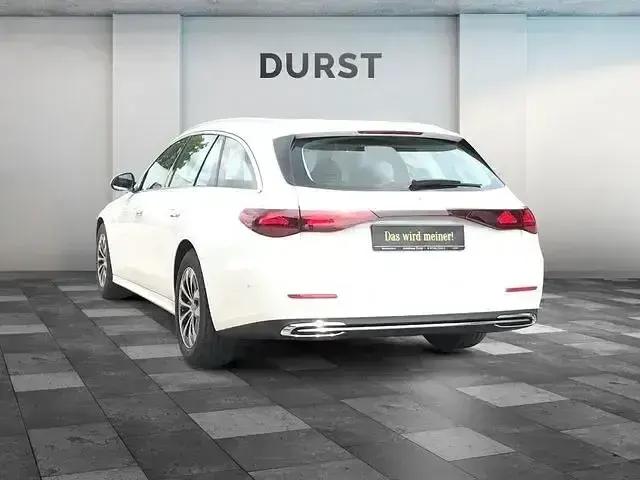 Używany Mercedes E220 197 KM (144 kW) 2024 Biały Sedan/Limuzyna
