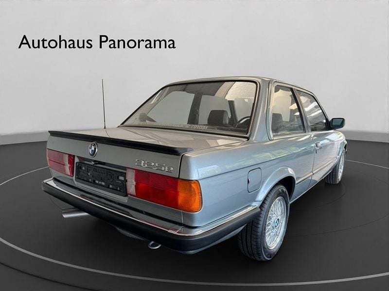 Second-hand BMW 325 122 CP (89 kW) 1985 Albastru