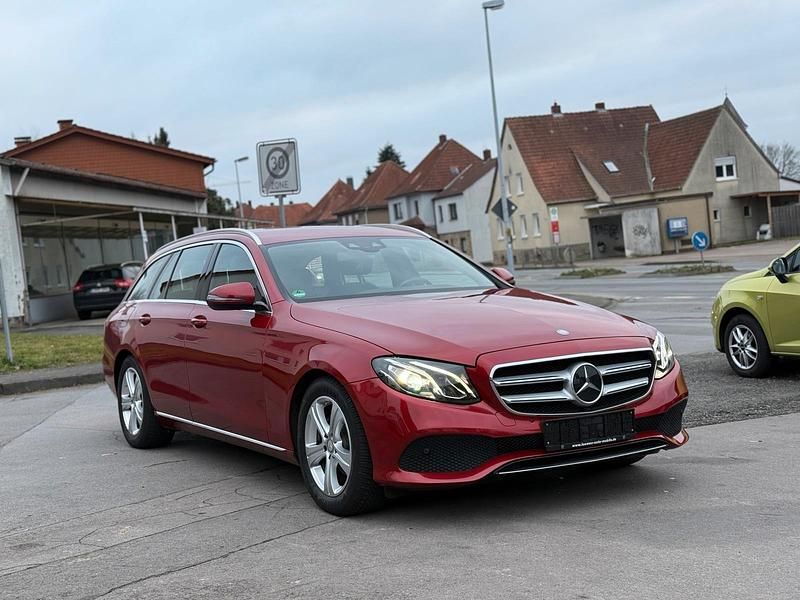 Gebraucht Mercedes E220 194 PS (142 kW) 2016 Rot Kombi