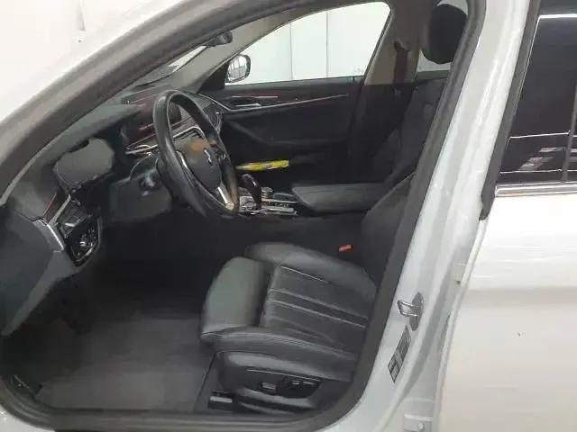 Gebraucht BMW 520 Luxury Line 184 PS (135 kW) 2023 Mineralweiß metallic Kombi