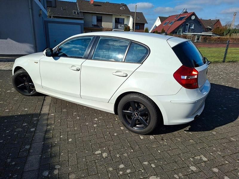Gebraucht BMW 116 122 PS (89 kW) 2011 Weiß Kleinwagen