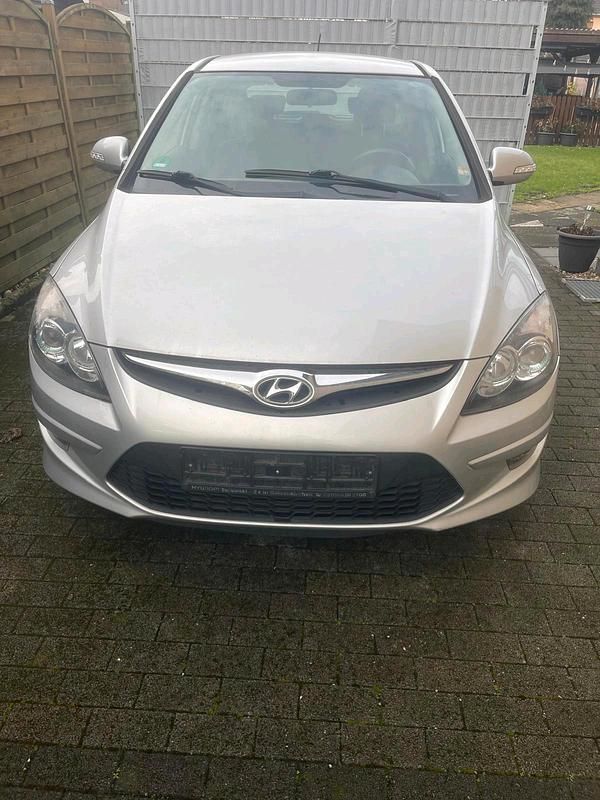 Grau Gebraucht 2012 Hyundai i30 Limousine | 3.600 € - Bild 1/4