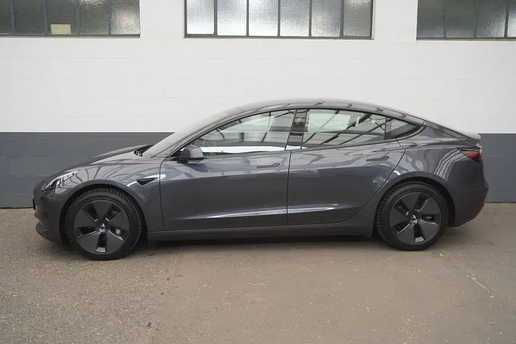 Käytetty Tesla Model 3 Standard Range 239 kW (325 HP) 2021 Harmaa Sedan