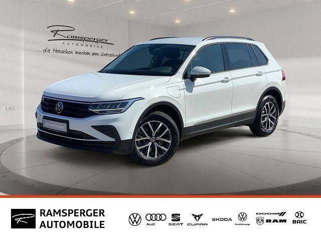 Weiß (pure white) Gebraucht 2022 VW Tiguan Life SUV | 29.490 € (Guter Preis) - Bild 1/4