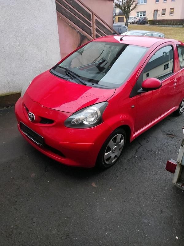Rot Gebraucht 2005 Toyota Aygo Kleinwagen | 800 € (Guter Preis) - Bild 1/4