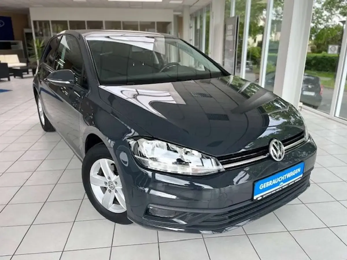 Gebraucht VW Golf VII Trendline 110 PS (80 kW) 2018 Uranograu Limousine