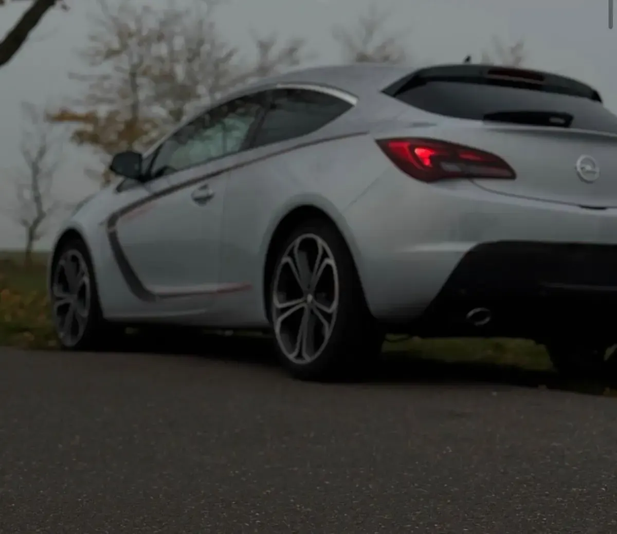 Gebraucht Opel Astra GTC 140 PS (102 kW) 2013 Weiß Coupé