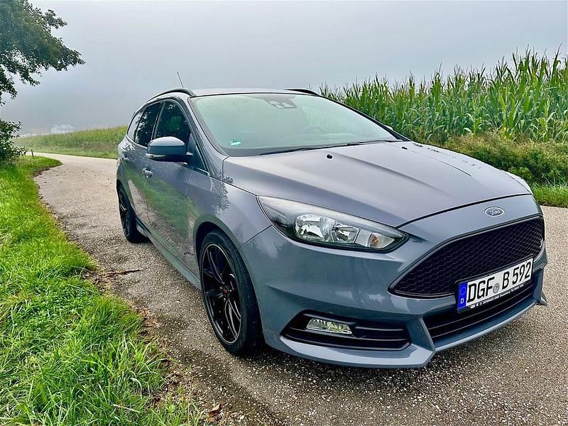 Grau Gebraucht 2015 Ford Focus ST Kombi | 13.999 € (Fairer Preis) - Bild 1/4