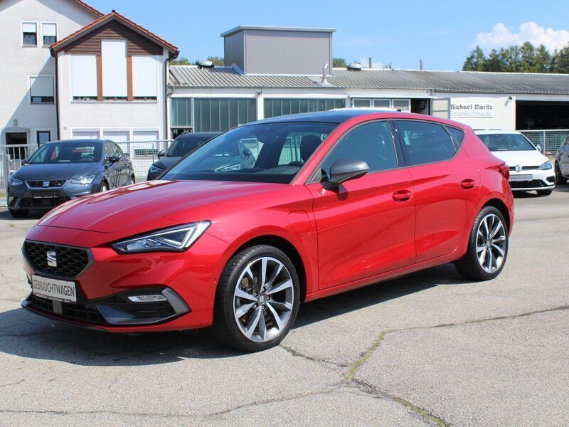 Rot (\ (metallic) Gebraucht 2021 Seat Leon FR Limousine | 23.990 € (Fairer Preis) - Bild 1/4
