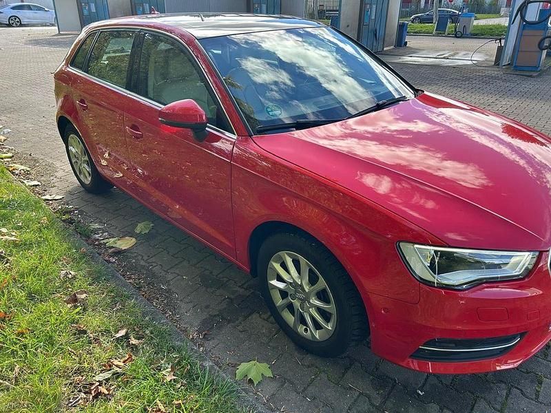 Gebraucht Audi A3 Ambiente 179 PS (131 kW) 2015 Rot Limousine