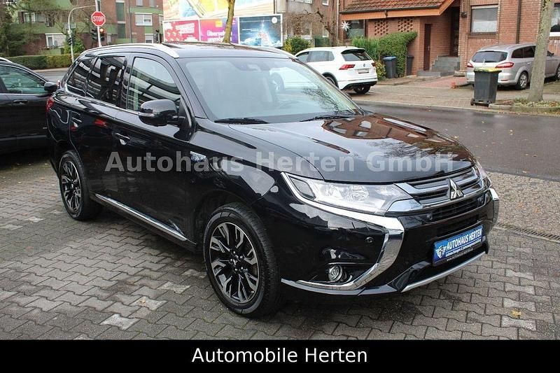 Gebraucht Mitsubishi Outlander P-HEV Top 203 PS (149 kW) 2017 Pantherschwarz (p) SUV