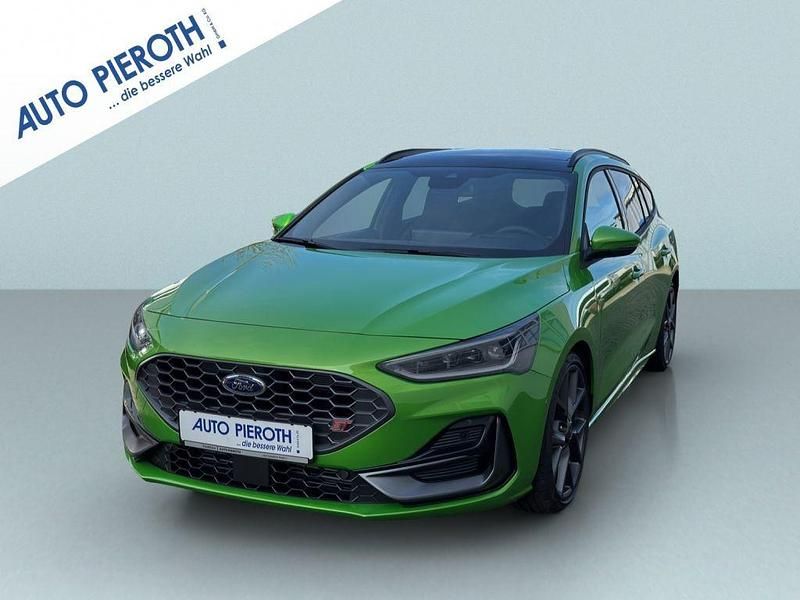 Mean green metallic Neu 2025 Ford Focus ST Kombi | 47.350 € - Bild 1/4