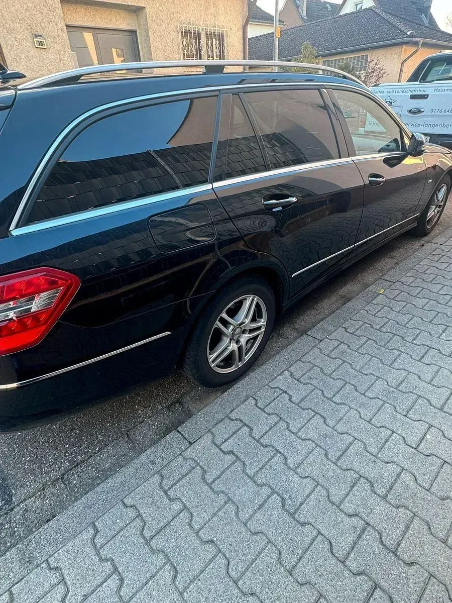 Gebraucht Mercedes E220 Avantgarde 170 PS (125 kW) 2011 Schwarz Limousine