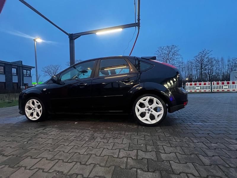 Schwarz Gebraucht 2005 Ford Focus Kleinwagen | 1.300 € (Fairer Preis) - Bild 1/4