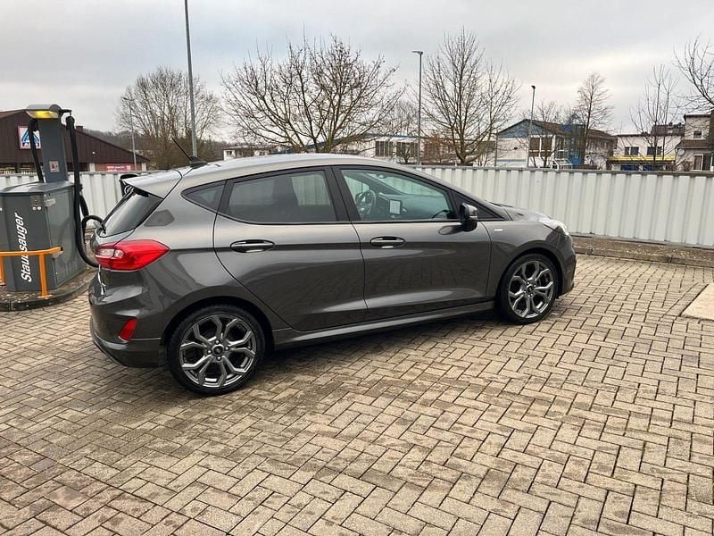 Grau Gebraucht 2020 Ford Fiesta ST-Line Kleinwagen | 14.000 € (Fairer Preis) - Bild 1/4